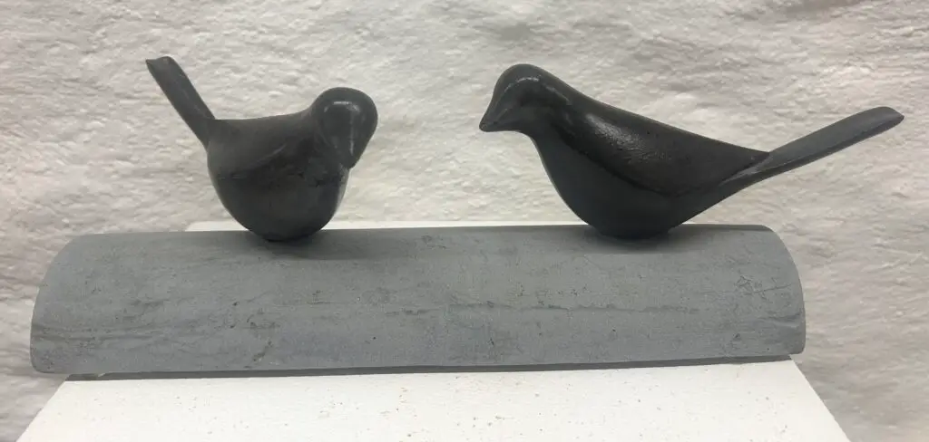 Sculpture représentant deux oiseaux noirs posés côte à côte