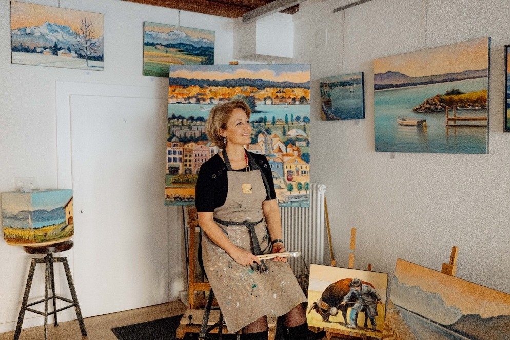 Rita Mancesti entourée de ses tableaux dans son atelier de Rolle
