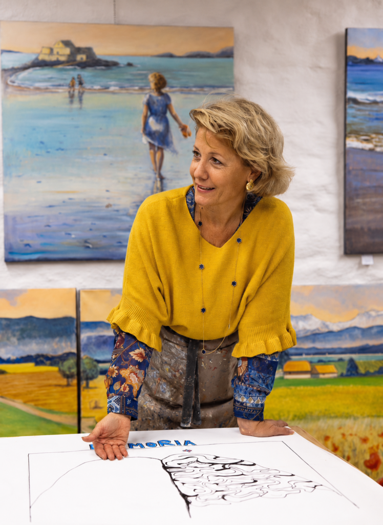 Rita Mancesti présente une création pendant un atelier de peinture