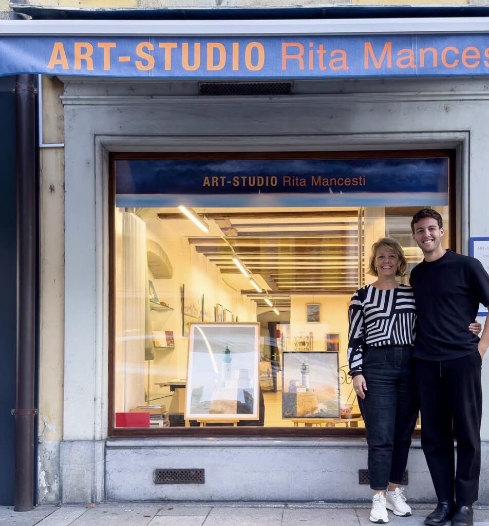 Rita Mancesti devant la vitrine de son atelier-galerie à Rolle